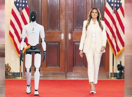 Robotla sahneye çıktı Robotla sahneye çıktı