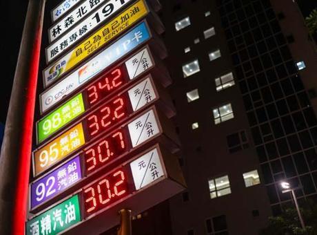 Asya'da enerji krizi! Uzun kuyruklar oluştu, acil durum ilan edildi: Bölgeden sıcak görüntüler