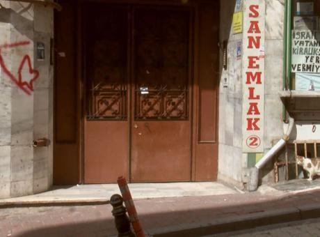 Fatih’te korkunç olay! Misafirlerin olduğu evde, eşini döverek öldürdü