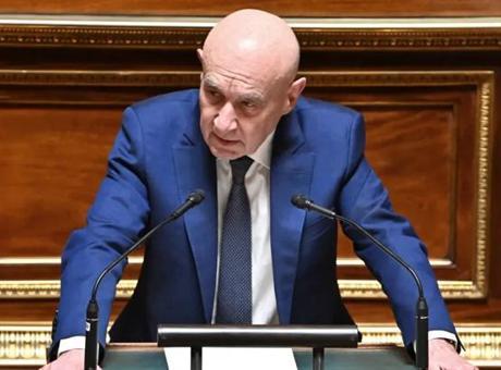 Fransız senatör Malhuret'den Trump'a Türk atasözüyle sert ifadeler: 'Bir palyaço saraya yerleştiğinde kral olmaz...'