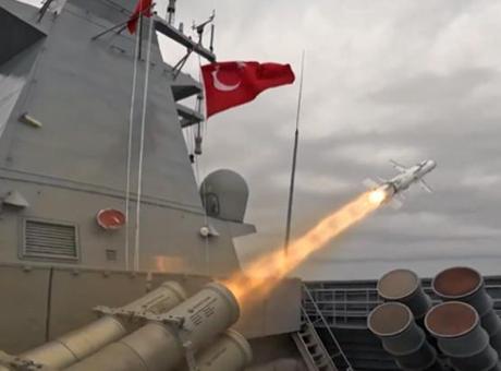 Savunma Sanayii Başkanı Haluk Görgün görüntüleri paylaştı! Gemisavar füzesi ATMACA, kara hedefini tam isabetle vurdu