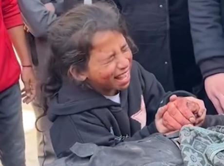 Filistinli kızdan İsrail saldırısında öldürülen babasının naaşı başında yürek burkan sözler: 'Lütfen uyan'