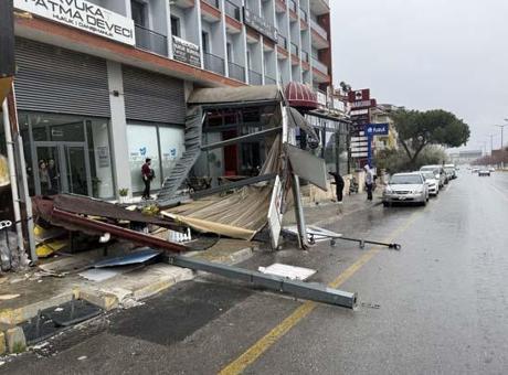 Kuvvetli rüzgar kenti savaş alanına çevirdi! Çatılar uçtu, ağaçlar devrildi
