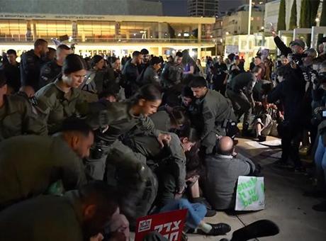 İsrail polisi savaş karşıtlarına saldırdı! Tel Aviv'deki gösteride Netanyahu ve Trump'a büyük öfke