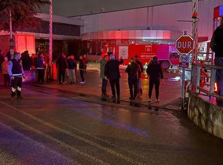 Kocaeli'de raf imalatı yapılan fabrikada yangın