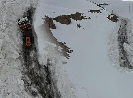 Kar rekor getirdi: Hayat durma noktasına geldi: Kar kalınlığı 4 metreye dayandı