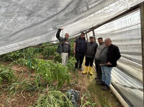 Antalya Kumluca’da hortum felaketi: Seralar zarar gördü, üreticiler sabah hasarı tespit etti
