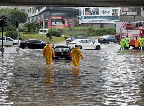 Adana sular altında! Dereler taştı, yollar göle döndü, araçlar mahsur kaldı