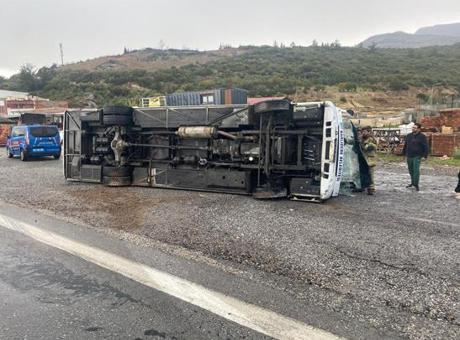 İzmir'de futbolcuları taşıyan midibüs devrildi! 4 sporcu yaralandı