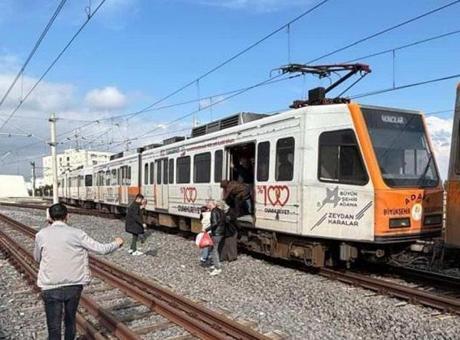 Adana'da faciadan dönüldü! Raydan çıkan metro vagonu direğe çarptı