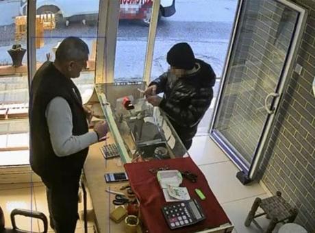 Kuyumcuya müşteri gibi girdi, tam 60 bin liralık yüzüğü alıp kaçtı