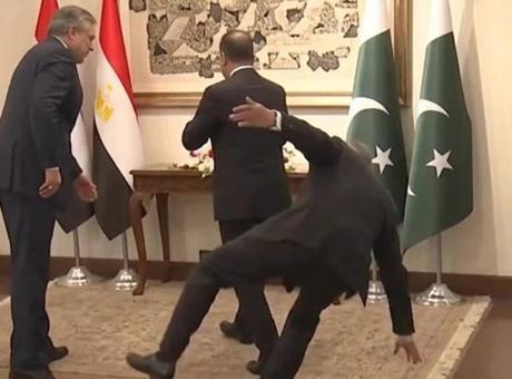 Pakistan Dışişleri Bakanı, mevkidaşını karşılarken bir anda yere yığıldı