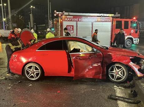 Kayseri'de feci kaza! 2 kişi yaralı