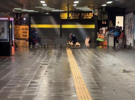 İstanbul'da yağış! Mecidiyeköy metro alt geçidini su bastı