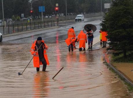 Sağanak hayatı durdurdu! İstanbul’da yağışlar ne kadar sürecek? Kritik açıklama geldi