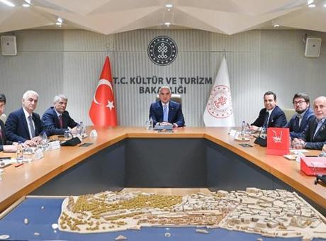 Bakan Ersoy'dan 2026 turizmi için kritik toplantı! Türkiye hazırlıklarını güçlendiriyor