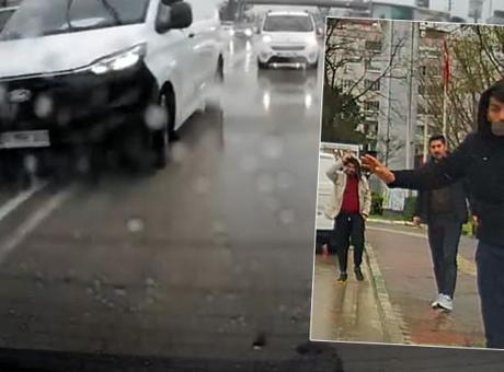 Minibüsten inip yol vermeyen sürücüye saldırdılar! İşte araç kamerasına yansıyan görüntüler