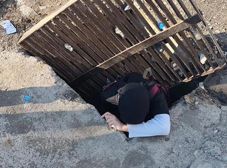 Mazgala bastı, kendini 1 buçuk metrelik çukurda buldu: Her gün kullandığı yol