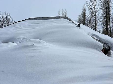 Fotoğraflar bugün kaydedildi: Nisan ayına girerken ilçe kara gömüldü! Tek katlı evler kayboldu