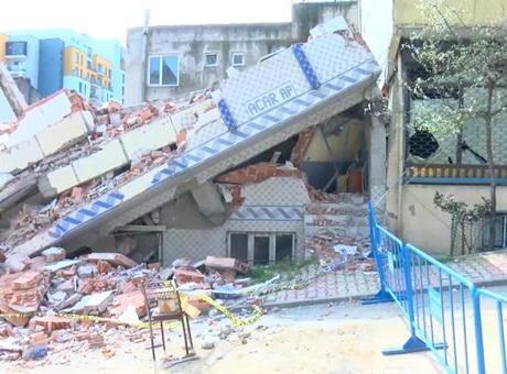 Sultangazi’de yıkım sırasında korkutan anlar! Yan bina hasar gördü