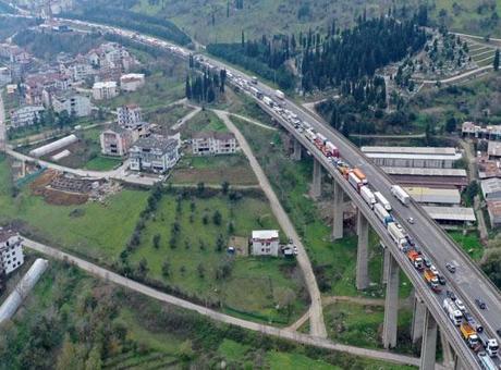 TEM'de feci kaza! 2 TIR ve 2 otomobil çarpıştı! Uzun kuyruklar oluştu