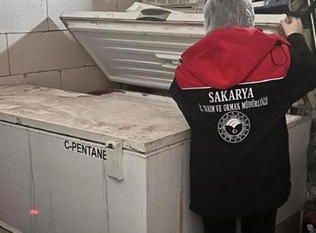 Adapazarı'nda 200 kilo tarihi geçmiş tavuk eti ele geçirildi