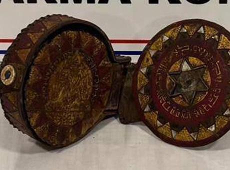 Erzurum’da ceylan derisine yazılmış altın işlemeli Tevrat ele geçirildi