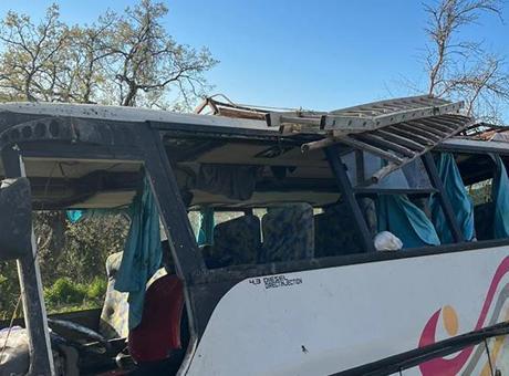 Adana'da tarım işçilerini taşıyan midibüs devrildi! 17 kişi yaralandı