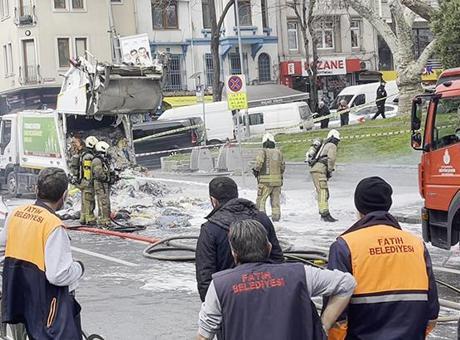 Fatih'te çöp kamyonunda patlama! Cadde trafiğe kapatıldı