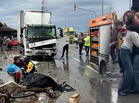 Kırmızı ışık ihlali faciaya dönüştü! Direğin altında kalan yaşlı adam öldü: Kızı sinir krizi geçirdi