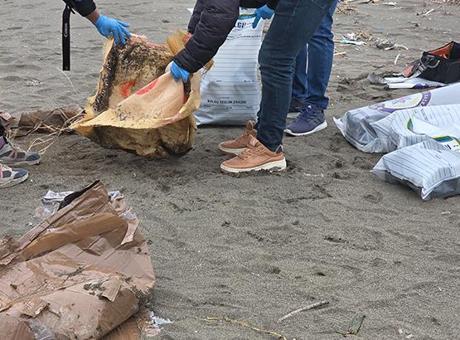Sahilde gizemli çuval paniği! Vatandaş fark etti, ekipler harekete geçti