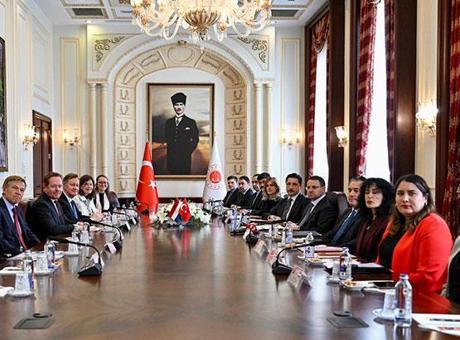 Bakan Gürlek, Hollandalı mevkidaşı Van Weel ile görüştü