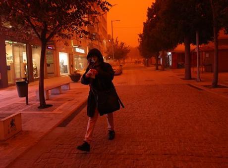 Yunanistan’da film sahnelerini aratmayan görüntü! Gökyüzü kırmızıya büründü