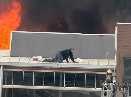 8 katlı binada korku dolu anlar! Çatıda alevler arasında mahsur kaldılar: Kurtarma anı kamerada