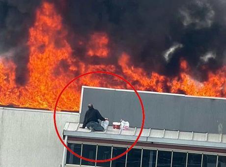8 katlı binada korku dolu anlar! Çatıda alevler arasında mahsur kaldılar: Kurtarma anı kamerada