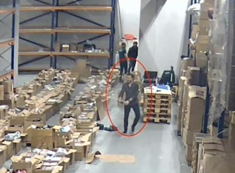 Gümrükte kaçak düzeni ortaya çıktı! Ürünleri piyasaya süren 4 personel kameralara takıldı