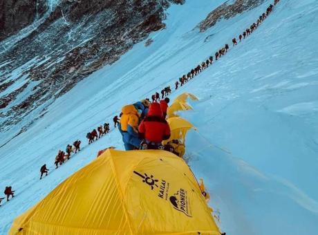 Dağcıların yemeğine karbonat katıp hasta ettiler, milyon dolarlık vurgun yaptılar! Everest'te skandal dolandırıcılık ağı