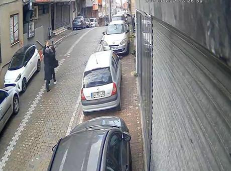 Sokak ortasında dehşet! Servise binerken yakaladıkları kadını bayılana kadar dövdüler