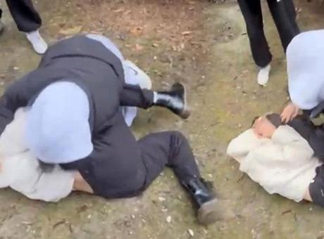 Liseli kızların kavgası vahşete dönüştü! Önüne gelen tekme attı