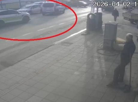 Seyir halindeyken vuruldu, kurşunlardan kaçıp polise sığındı! O anlar kamerada