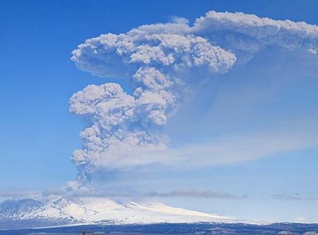 Rusya'da yanardağ patladı! 11 kilometre yükseğe kül püskürttü
