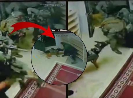 İsrail askerlerinden camiye skandal baskın! Ellerini kaldıran Filistinliye köpekle saldırdılar