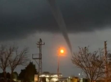Mardin'de sağanak öncesi çıkan hortum korkutan görüntüler oluşturdu