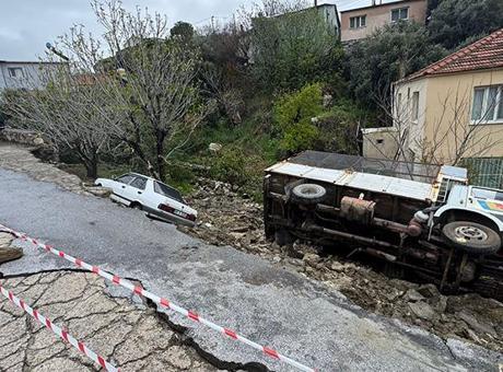 Aydın'da istinat duvarı çöktü, 2 araçta hasar oluştu