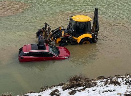 Sağanak yayla yolunu göle çevirdi, 4 kişilik aile mahsur kaldı