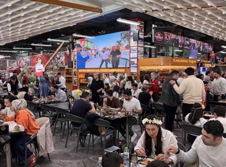 Adana’da karnaval bereketi: Kebapçılar doldu taştı, şehirde adım atacak yer kalmadı