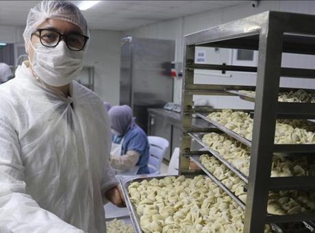 Tatilde tattığı mantıdan yola çıktı! Kendi imalathanesini kurdu