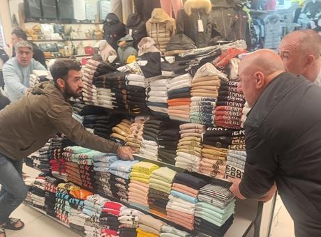 Butikte korku dolu anlar! Alevler bir anda yükseldi: Esnaf ürünleri kurtarmak için seferber oldu