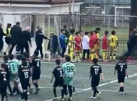 Maç bitti, sahaya atladı! Kadın hakeme saldırı girişimi