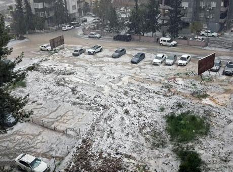 Meteoroloji'nin 'sarı' kodla uyardığı Adana'da cadde ve sokaklar beyaza büründü